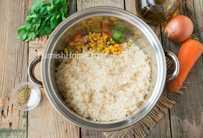 Рис с овощами и консервированной кукурузой