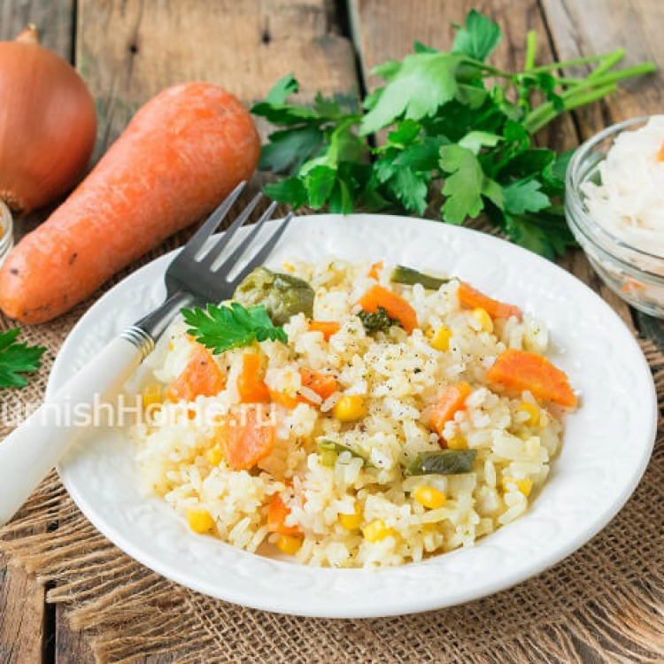 Рис с овощами и консервированной кукурузой