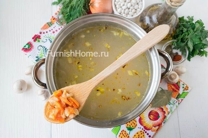 Суп с белой фасолью и шампиньонами