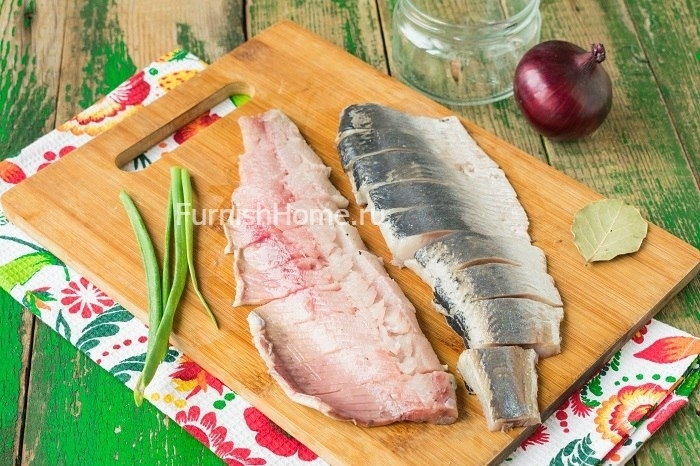 Сельдь маринованная с пряностями