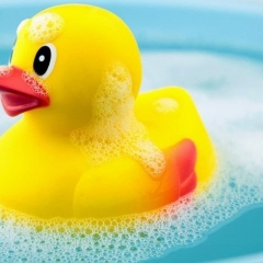 Почему опасны резиновые уточки для ванны