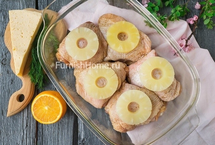 Куриные бедрышки с ананасами под сыром