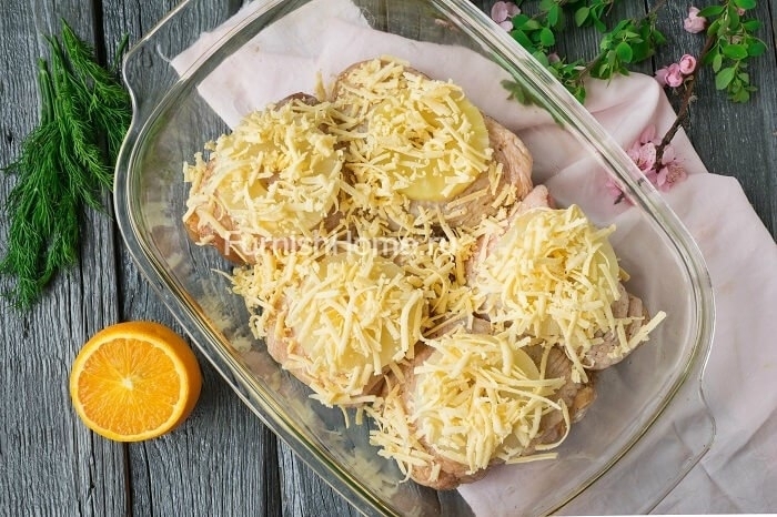 Куриные бедрышки с ананасами под сыром