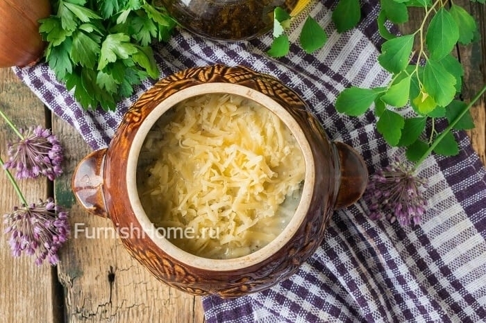 Пельмени с вешенками и твердым сыром в горшочке