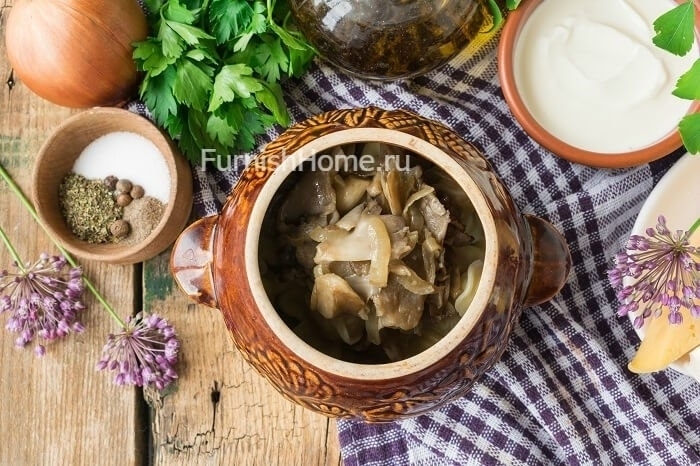 Пельмени с вешенками и твердым сыром в горшочке