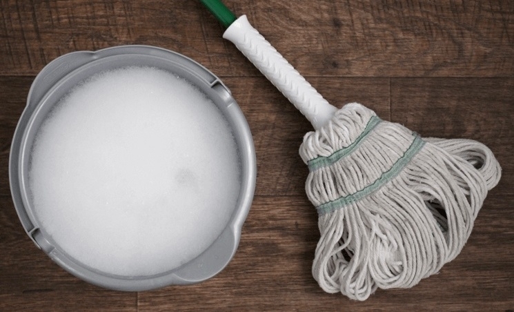 Как приготовить простое и эффективное средство для мытья пола