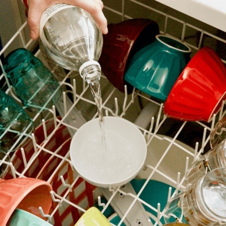 Элементарный способ, как избавиться от разводов на посуде