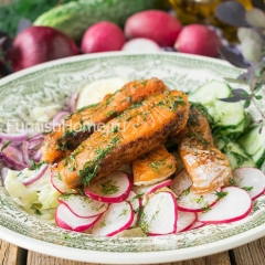 Овощной салат с лососем и пикантной заправкой