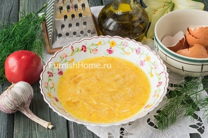 Яичница с шампиньонами, копчеными сосисками и сыром