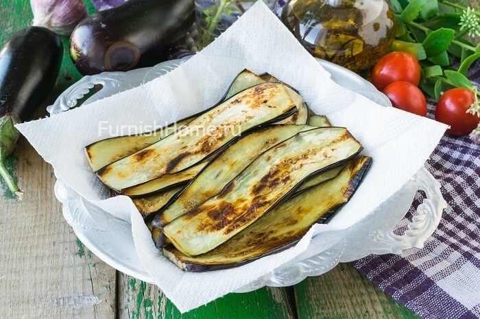 Рулетики из баклажанов с курицей, твердым сыром, помидорами и базиликом