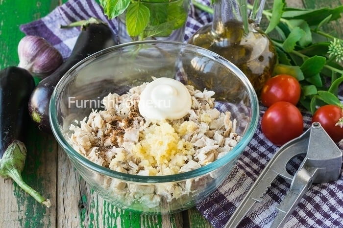 Рулетики из баклажанов с курицей, твердым сыром, помидорами и базиликом