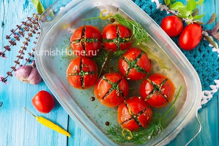 Малосольные помидоры с чесноком и зеленью