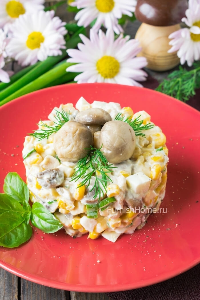 Салат с куриной грудкой, маринованными грибами и кукурузой