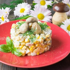 Салат с куриной грудкой, маринованными грибами и кукурузой