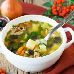 Итальянский суп с лососем и маслинами