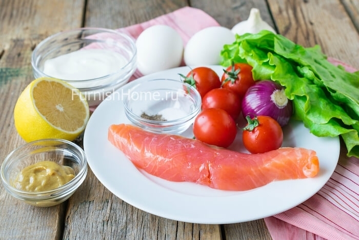 Салат с красной рыбой, яйцом и помидорами черри