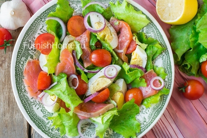 Салат с красной рыбой, яйцом и помидорами черри