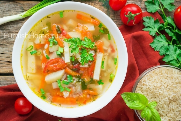 Картофельный суп со свежими помидорами и рисом