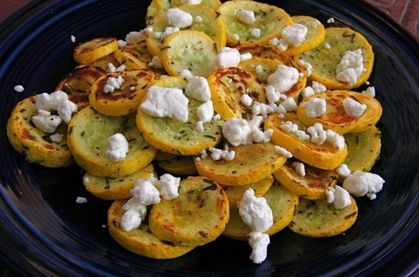 Печеные кабачки с брынзой и розмарином