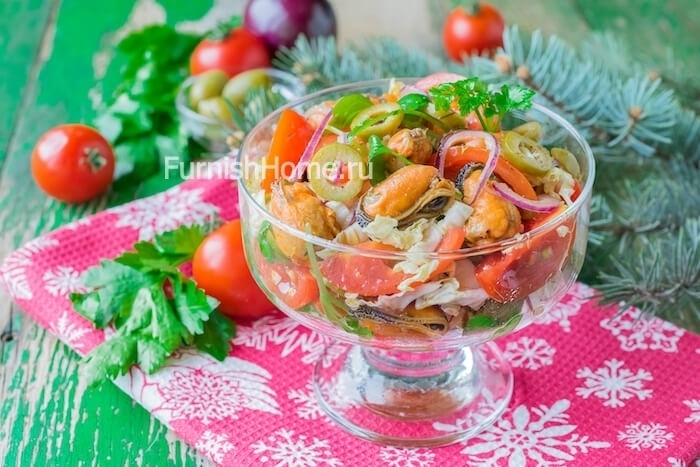 Салат с маринованными мидиями, оливками и помидорами черри