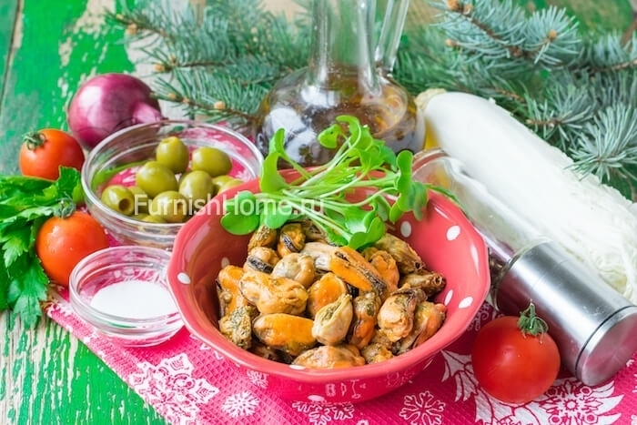 Салат с маринованными мидиями, оливками и помидорами черри