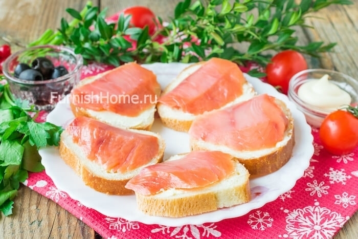 Праздничные бутерброды с красной рыбой «Божьи коровки»