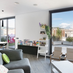 Этот минималистичный и современный интерьер квартиры доказывает, что практичность может быть занимательной