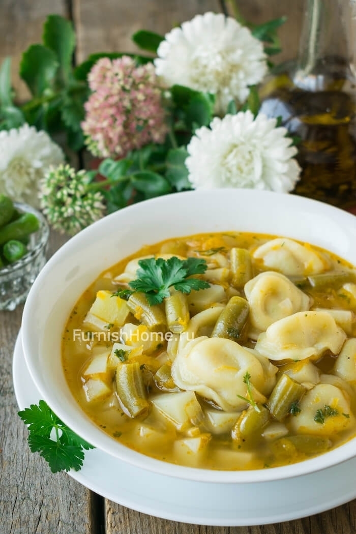 Томатный суп с пельменями и стручковой фасолью