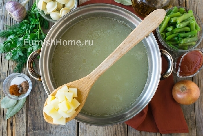 Томатный суп с пельменями и стручковой фасолью