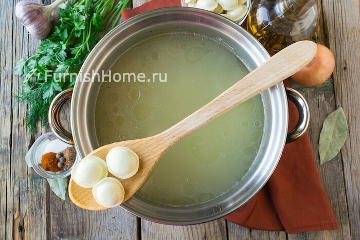 Томатный суп с пельменями и стручковой фасолью