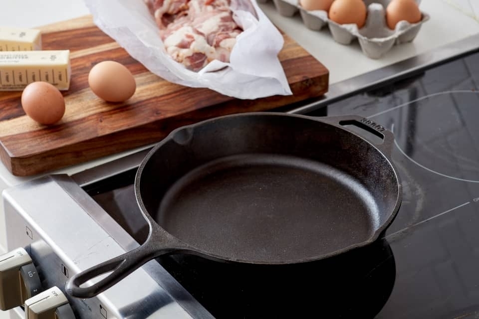6 вещей, которые вы никогда не должны делать с чугунной сковородой