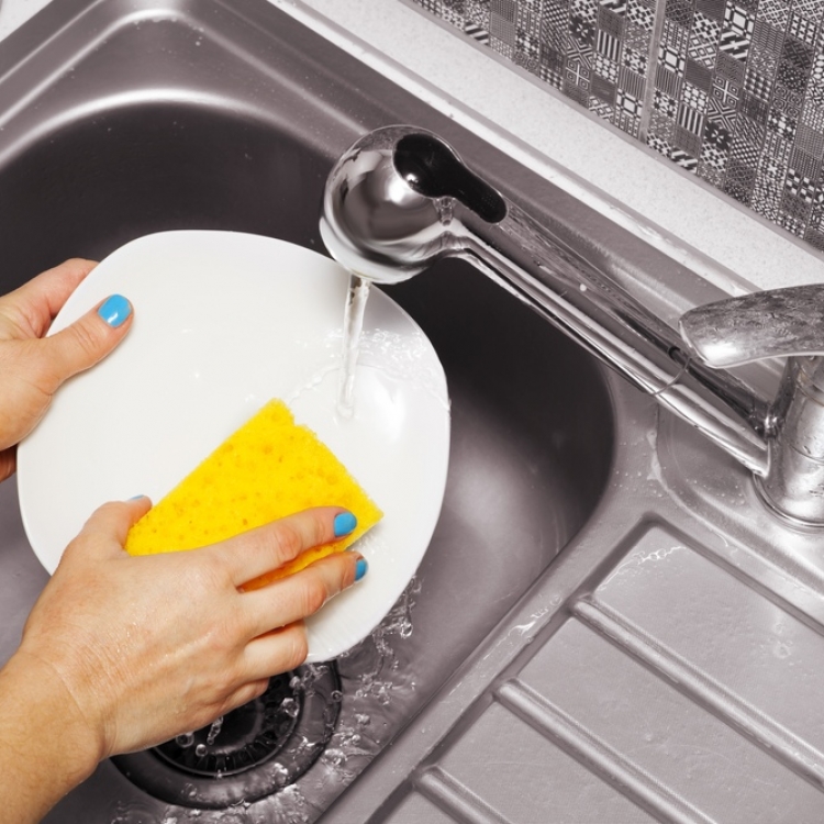 Можно ли мыть посуду жидким мылом? Отвечает эксперт
