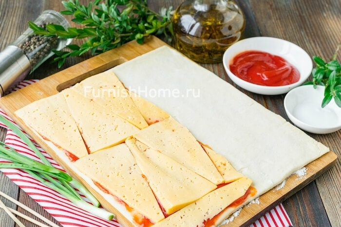Закусочные слойки с твердым сыром и острым томатным соусом