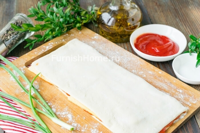 Закусочные слойки с твердым сыром и острым томатным соусом