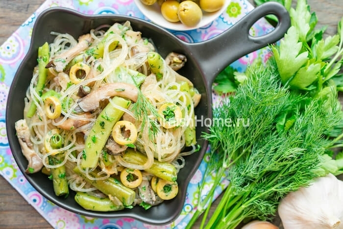 Салат с фунчозой, вешенками и стручковой фасолью