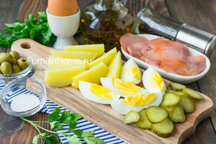 Салат с копченой горбушей, картофелем и маринованным огурцом