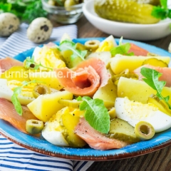 Салат с копченой горбушей, картофелем и маринованным огурцом