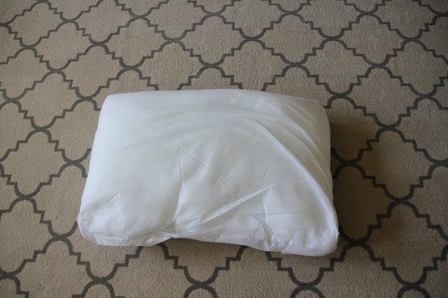 Как вернуть упругость старым диванным подушкам