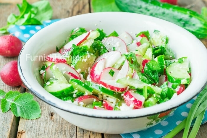 Салат с молодым редисом, огурцом и творогом