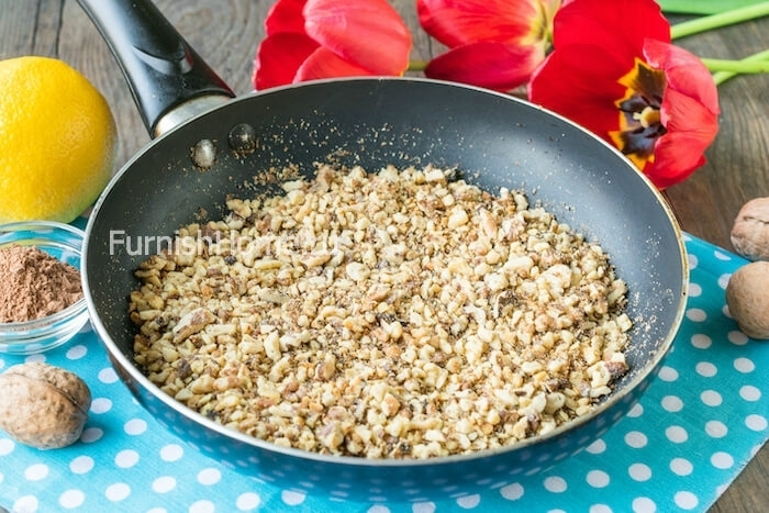 Шоколадный торт с банановым кремом и грецкими орехами