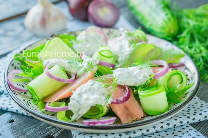 Салат с горбушей, огурцом и йогуртовой заправкой