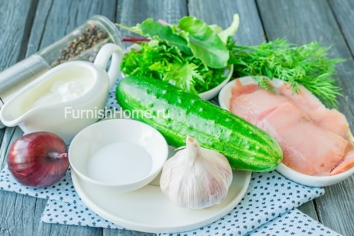 Салат с горбушей, огурцом и йогуртовой заправкой