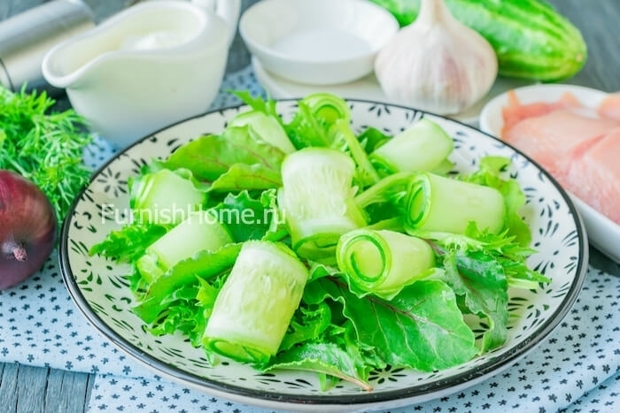 Салат с горбушей, огурцом и йогуртовой заправкой