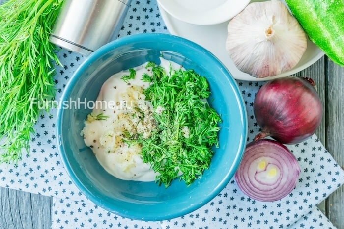 Салат с горбушей, огурцом и йогуртовой заправкой