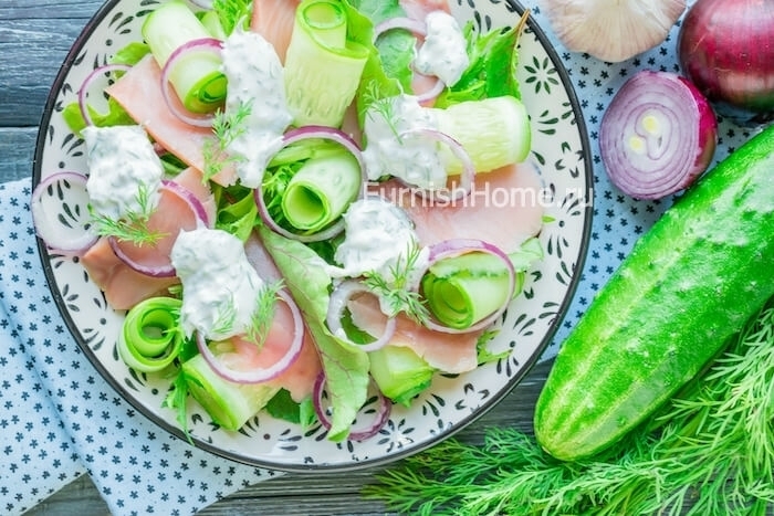 Салат с горбушей, огурцом и йогуртовой заправкой