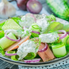 Салат с горбушей, огурцом и йогуртовой заправкой