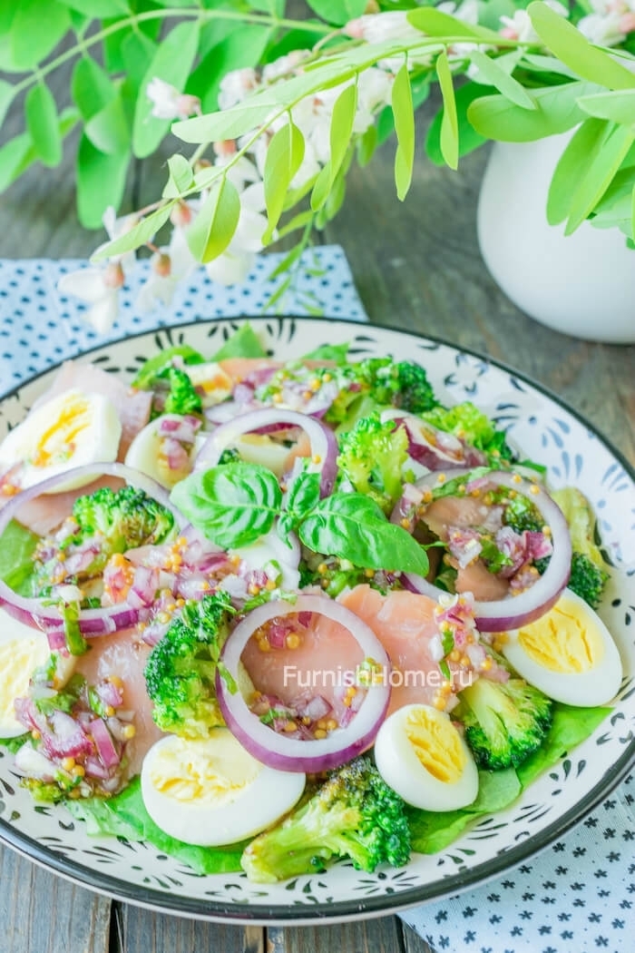 Салат с копченой горбушей, брокколи и перепелиными яйцами