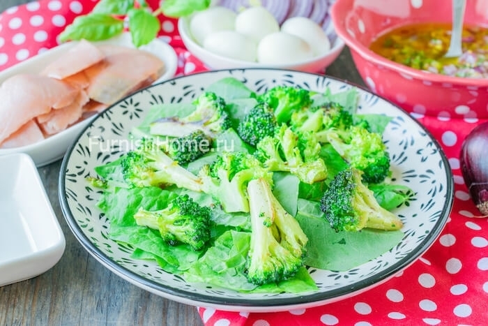 Салат с копченой горбушей, брокколи и перепелиными яйцами