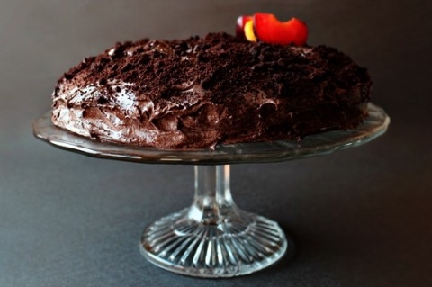 Шоколадный торт в шоколадной глазури