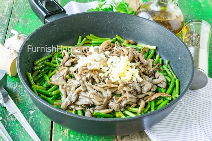 Чесночные стрелки с вешенками в кисло-сладком соусе